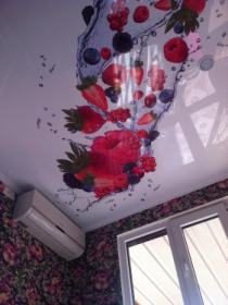 натяжной потолок фотопечать ягоды
